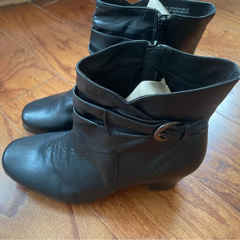 Clark woman 9 1/2 extra white woman boots